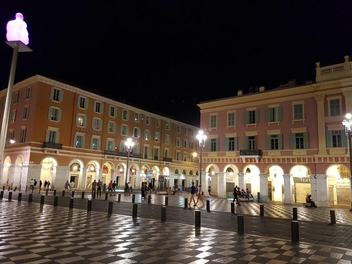 Les Palmiers A 700m De La Nice